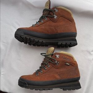 Cabela's Women’s Tan & Green Outdoor Hiking/Walking Gore-Tex Boots - Size 9.5